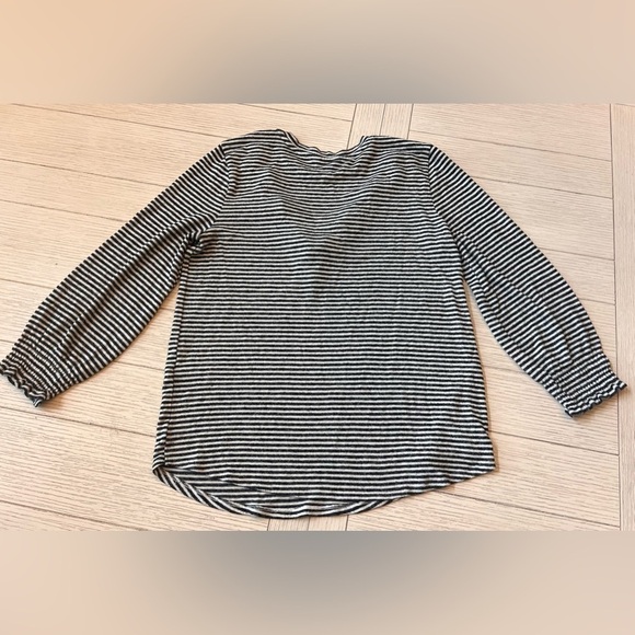 Lucky Brand soft top w/ ruffle‎ detail and elastic gathered sleeves. Striped. M - Picture 2 of 7